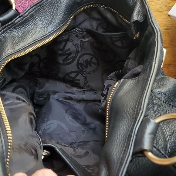 Michael Kors Large Leather Austin Bag in Black - Picture 14 of 15